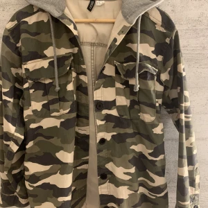 Militär jacka - Säljer min tunna vår jacka i militär mönster för att den int kommer till användning längre. Den e knappt använd så den e fortfarande i nyskick. Funkar även för dom som har 36 för den e hyfsat stor. Kom privat ifall du vill se hur den sitter på🤍
