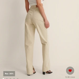 Beiga jeans med slits från NA-KD - Beiga jeans med slits från NA-KD i storlek 36. Aldirg använda då jag har andra byxor som används i första hand. Snygga och bekväma. Nypris 399. Kan mötas i Uppsala eller frakta.