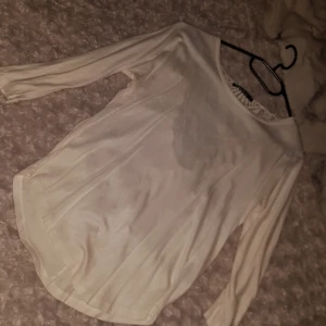 Fin tunn tröja - Säljer en fin oanvänd vit tröja i stl XS för 100:- köparen står för frakten.
