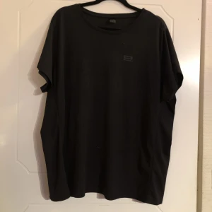 Svart sportswear T- shirt - svart sportswear t-shirt i storlek XL köpt på Ellos. använd ett fåtal gånger, skönt och luftigt material, väldigt bra skick. skicka pm om du har frågor eller vill se fler bilder <3 