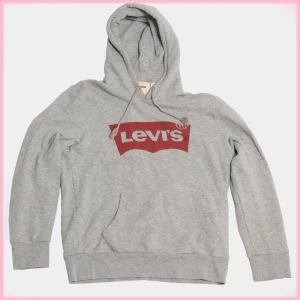 Grå Levi's hoddie - GRÅ LEVI'S HOODIE STORLEK: S NYPRIS:600 MÄRKE:Levi's SKICK:Gott skick MÅTT: PTP:51 cm ARM:50 cm