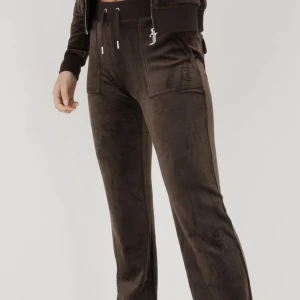 Juicy couture  - Mjukisbyxor i fint skick från juiucy couture som inköptes hösten 2021. De är sparsamt använda och har nu ett bra tag legat i garderoben. Jag skulle säga att dom passar både S och M då jag pendlar mellan dom storlekarna. 