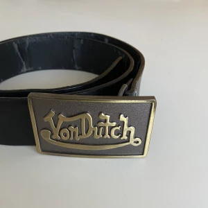 Von dutch bälte  - JAAA DET ÄR KVAR!! Väldigt ovanligt och unikt bälte från von dutch. Lite slitet på insidan av skärpet men inget som syns utanpå.