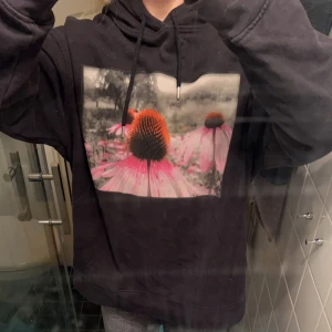 hoodie med tryck 🌺 - Gosig hoodie med tryck från HM som jag köpte för några år sedan. Lite oversized och ganska lång. Använt en del men den är som ny, felfri!!😃  Storlek S