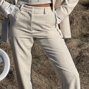 Linnebyxor  - Beiga linnebyxor i kostymbyxe modell. Använda 1gång. Sitter jättefint och är inte alls genomskinliga. 