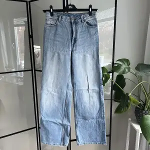 Vida ljusa jeans ifrån Monki i storlek 26. Jeansen är använda men i bra skick