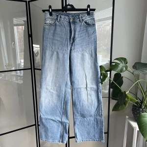 Jeans - Vida ljusa jeans ifrån Monki i storlek 26. Jeansen är använda men i bra skick