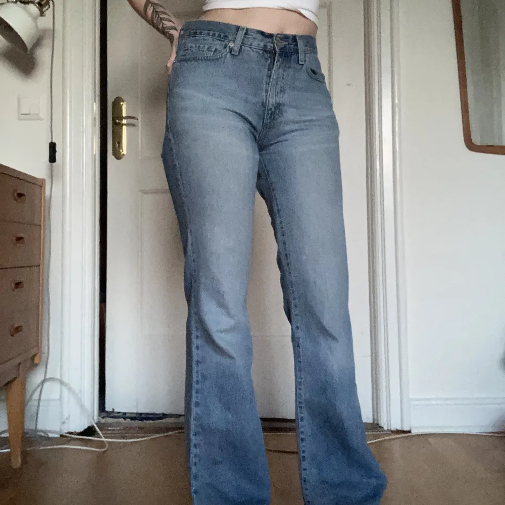 Ett par skitsnygga 90-tals jeans med utsvängda ben och låg midja. Säljes för 50 kronor plus 60 kr frakt (om du vill ha spårbar) . Jeans & Byxor.