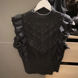 Virkad topp  - Säljer denna topp från Zara! Endast använd en gång. BUDA!