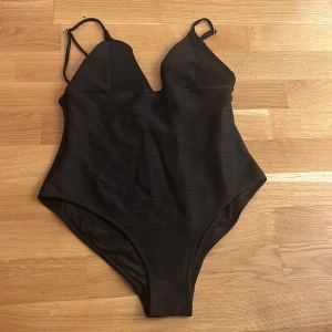 Baddräkt  - Ribbad baddräkt i använd skick 