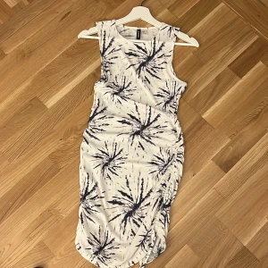 Klänning  - Oanvänd Klänning 