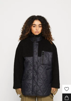 Svart jacka - Hej!! Säljer min slit snygga svarta jacka från Monki som inte kommer till användning längre🙃 pris kan diskuteras (Skriv för mer bilder)💕 Nypris: 600 kr