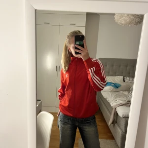 Röd adidas zip  - Röd adidas zip. Använt få gånger, bra skick. Storlek M men sitter bra på mig som är s (beror på vilken passform man vill ha) 