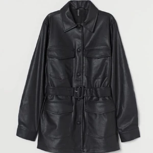 Skinnjacka i läderimitation från Hm - I väldigt fint skick, använd Max 1 gång. Nypris 499kr. Storlek 38.