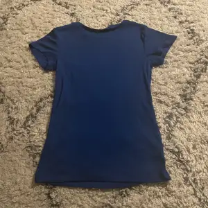 En mörkblå t-shirt i nyskick❤️
