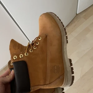 Timberlands - Timberlands i mycket bra skick Endast använda fåtal gånger Säljer pågrund av att de är för små för mig Fråga på om ni undrar:)