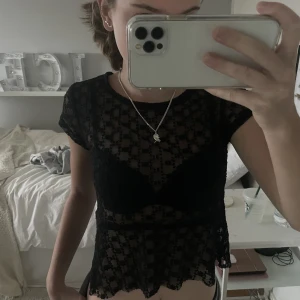 Fest topp  - Så snygg fest topp som jag gjort själv från en klänning!!❤️‍🔥Säljer då jag behöver pengar, aldrig använd. Storlek XS/S passar båda. Genomskinligt material. 