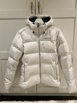 Sail racing jacka - Sail racing "W gravity down jacket" i storlek Medium. Använd en säsong. Jackan har några fläckar som inte går bort eftersom den är vit. I övrigt är den i fint skick. Köptes för ca  3800 kr.  Skriv för mer information och fler bilder.