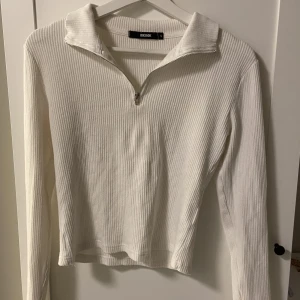 Ribbad långärmad med dragkjedja  - Det är en vit ribbad långärmad tröja med dragkedja där fram.  Köpt för längesen men knappt använd  Kan mötas upp i Stockholm 