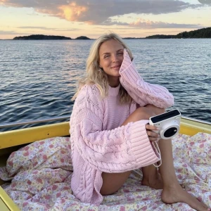 Stickad tröja - Jättefin stickad tröja från NA-KD som tyvärr inte kommit till användning, bilderna är lånade💗 storlek s men oversize💗 köparen står för frakten