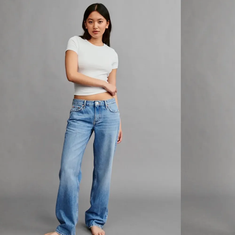 Säljer dessa fina jeans då jag inte använder de längre💕 köpte dem i höstas och inte använts särskilt mycket. Kom privat för egna bilder❤️ . Jeans & Byxor.