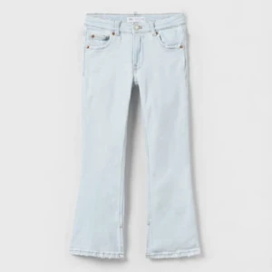 Zara barn jeans - Säljer dessa ljus blåa zara jeans från barnavdelningen. Säljer pga att de är förkorta. Endast testade ( lapp finns kvar på jeansen ) köptes för 259kr. Storleken är 13-14 år. Kom privat om du vill se bilder på❤️❤️
