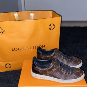 Louis Vuitton sneakers  - Säljer nu mina Louis Vuitton Frontrow Trainers. Storlek 36. Serienummer finns i skorna och box tillkommer! 🤎 Mycket sparsamt använda! Fint skick.