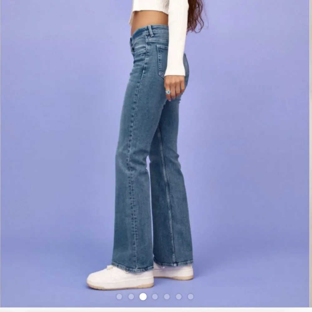 Säljer dessa lågmidjade jeansen i stl 36. . Jeans & Byxor.