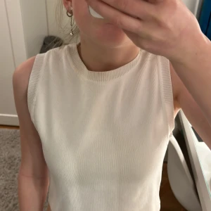 Vit T-shirt  - Vit T-shirt ifrån Zara i storlek S,ribbad och urringning vid armhålorna. Behöver du mer information? Skriv privat💕