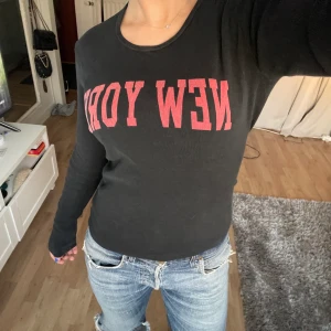 Långärmad tröja med tryck! - En långärmad tröja från Brandy Melville som inte kommer till användning längre för mig. Verkligen så snyggt med det röda trycket och passar till allt. I storlek S I mkt bra skick och säljer den för 150!