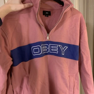 Obey halfzip  - Äkta obeytröja med retrovibe. Fint skick!   Skickas via post. Frakt tillkommer, inget byte 😇