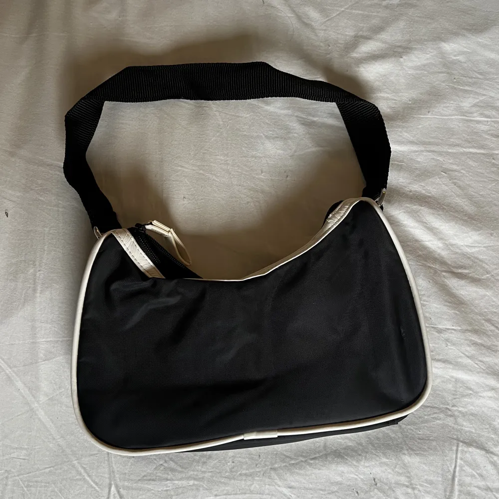 En liten handväska från Puma, fint skick. 100kr plus frakt 66kr 🖤. Väskor.