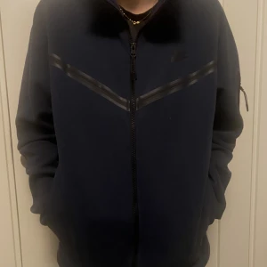 Nike tech fleece dark navy blue  - Bra kvalitet, inga fel skador på denna Nike tech fleece. 