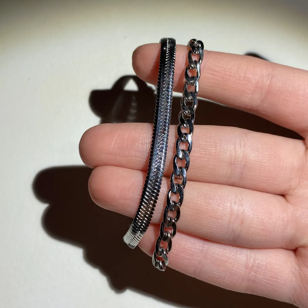 2st silvriga armband i rostfritt stål 🫶🏽 Säljer pga att dem inte riktigt föll mig i smaken💕  Båda för 35kr🫶🏽. Accessoarer.