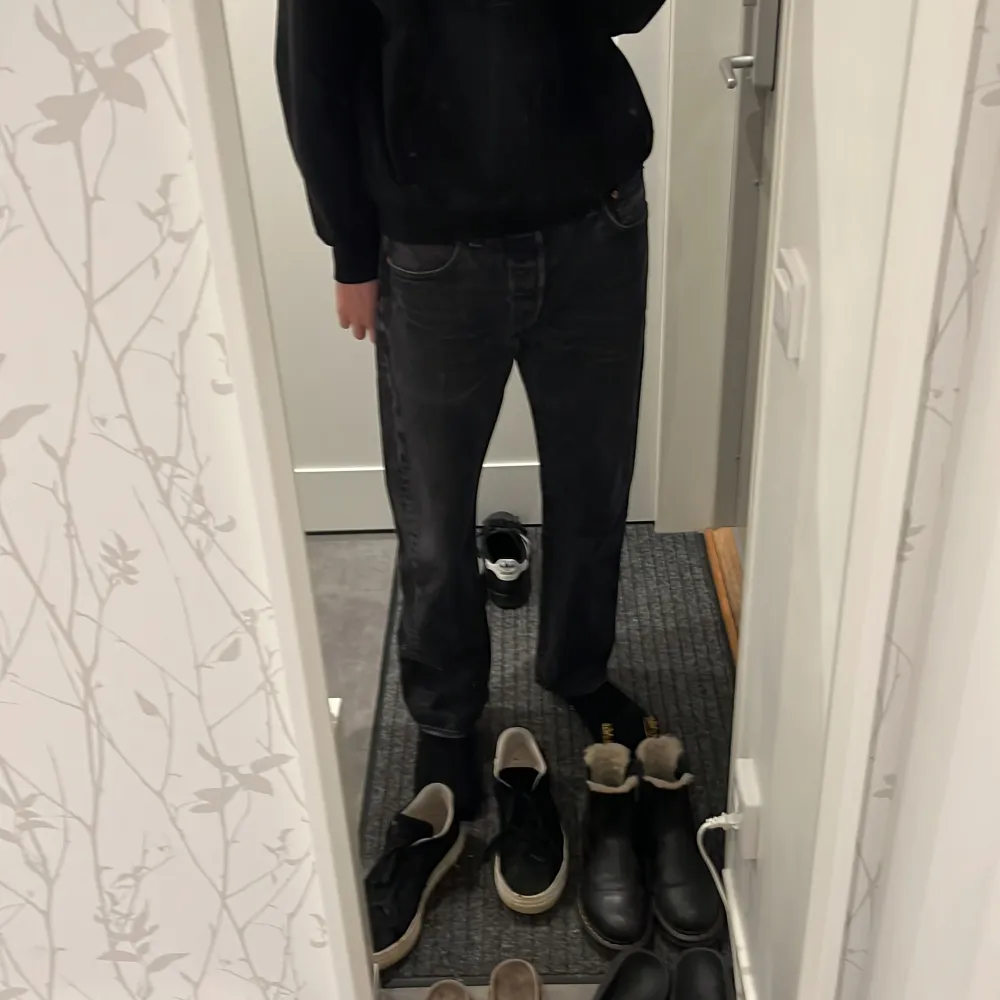 Jag säljer mina levis 501 för att dom är för små i längden på mig skriv i dm om ni har några frågor. Jeans & Byxor.