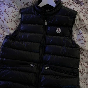 Moncler väst - Säljer denna moncler väst, äkta med scan kod, bra skick, herr modell, storlek 2 (M), säljer för 3500kr + frakt. Kan gå ner i pris vid snabb affär. 