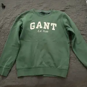 Säljer denna Gant hoodie, använd ett fåtal gånger. Modellen är 164.