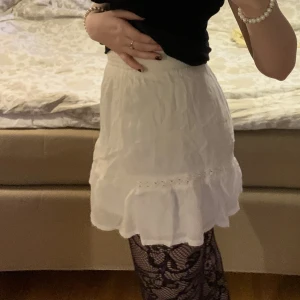 Vit minikjol med volanger - Fluffig minikjol med volanger och underkjol för mindre genomsynlighet;)