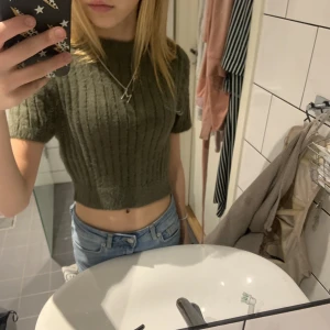 Fluffig t-shirt - Säljer denna sååå snygga fluffiga t-shirt från zara fick hem idag men känns inte som jag kommer använda❤️lappen kvar!