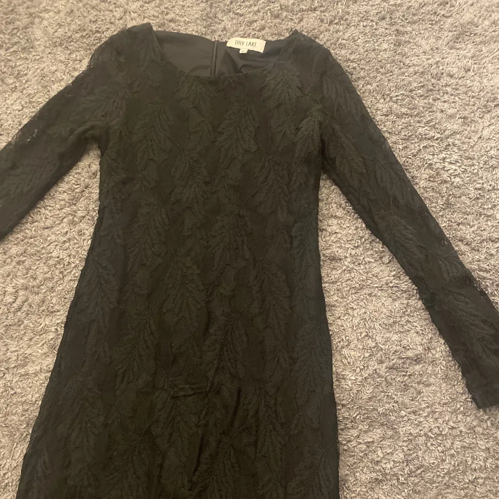 En superfin svart klänning från Dry lake, superbra skick, skriv om du vill ha fler bilder eller om ni har några frågor så svarar jag!  Jag är ca 159-160. Klänningar.