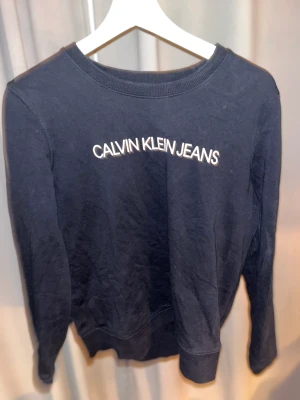Sweatshirt  - Sweatshirt från calvin Klein i storlek L men den är ganska liten i storleken så skulle säga att den är mer som en M.
