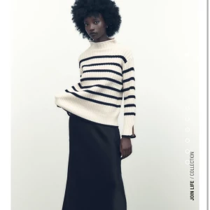 Randig tröja - Säljer denna tröja från Zara. Endast använd en gång. Så i nyskick helt enkelt!