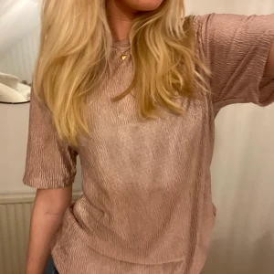 Topp/T-shirt - Sååå fin topp/tröja! Skimmer rosa. Sitter såhär på mig som har stl M