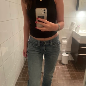 True religion jeans storlek 30 - Kommer inte längre till användning, köpta i usa förra året och är bara använda 2-3 ggr! Dem är även väldigt stretchiga. Modellen är geno och dom är raka i benen!