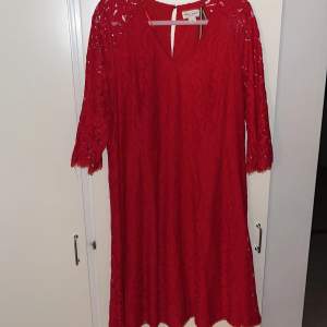 Röd klänning ifrån Holly&Whyte från Lindex storlek XL, knappast använd 