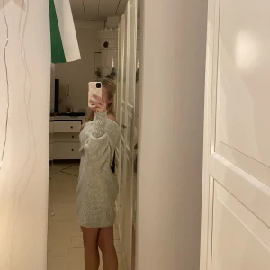 Stickat - Oversized stickad offshoulder tröja som passar perfekt som klänning. Går självklart att ha som vanlig tröja också. Men på mig som vanligtvis bär strl XS så har tröjan används till klänning.