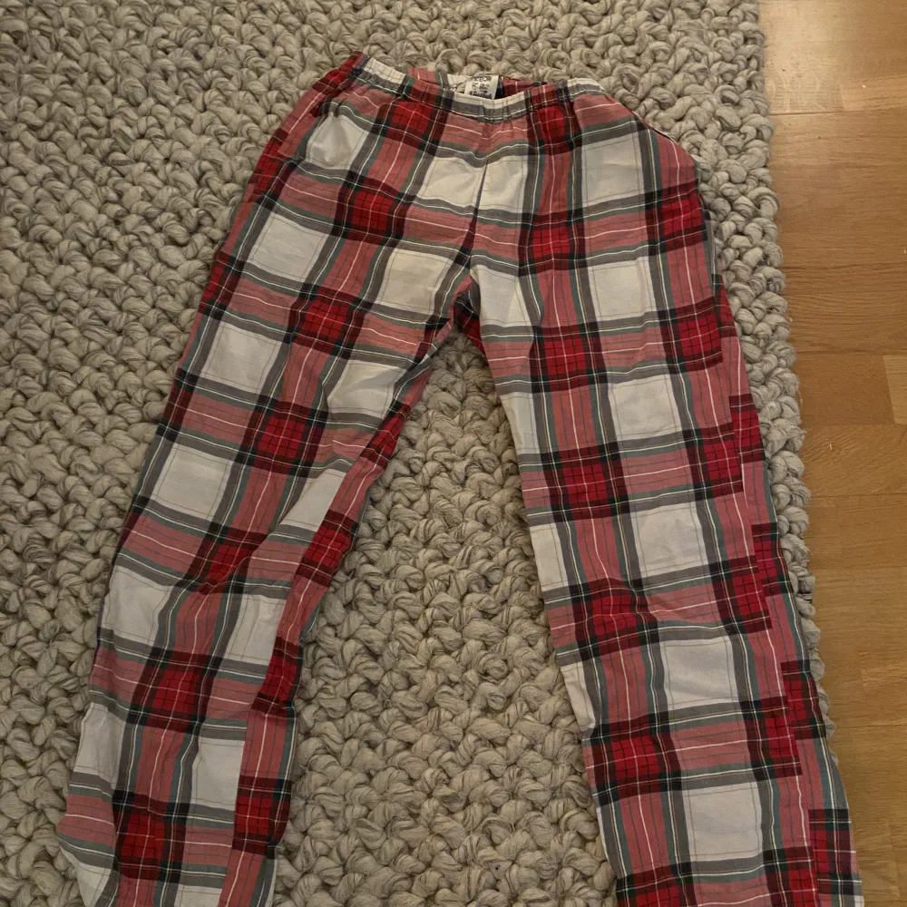 Ett par jätte fina pyjamas byxor från Lindex i strolek 146/152 som jag älskade men tyvär har växt ur men dem är i väldigt fint skick 💕💕. Jeans & Byxor.