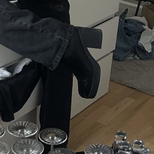 Boots  - Stövletter i bra skick, hög platå så klacken känns knappt