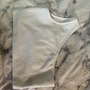 One shoulder linne - Linne från shein som kom tsm med en kjol, säljer det då det är för stort och ej kommer till användning. Lite genomskinligt men inte alls farligt