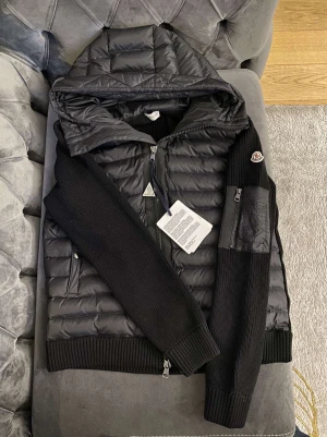 Moncler jacka cardigan  - Nu är det så att jag säljer en moncler cardigan i nyskick, scan och qr kod finns på jackan, storlek M inga skambud tack på förhand!! Skriv för fler bilder